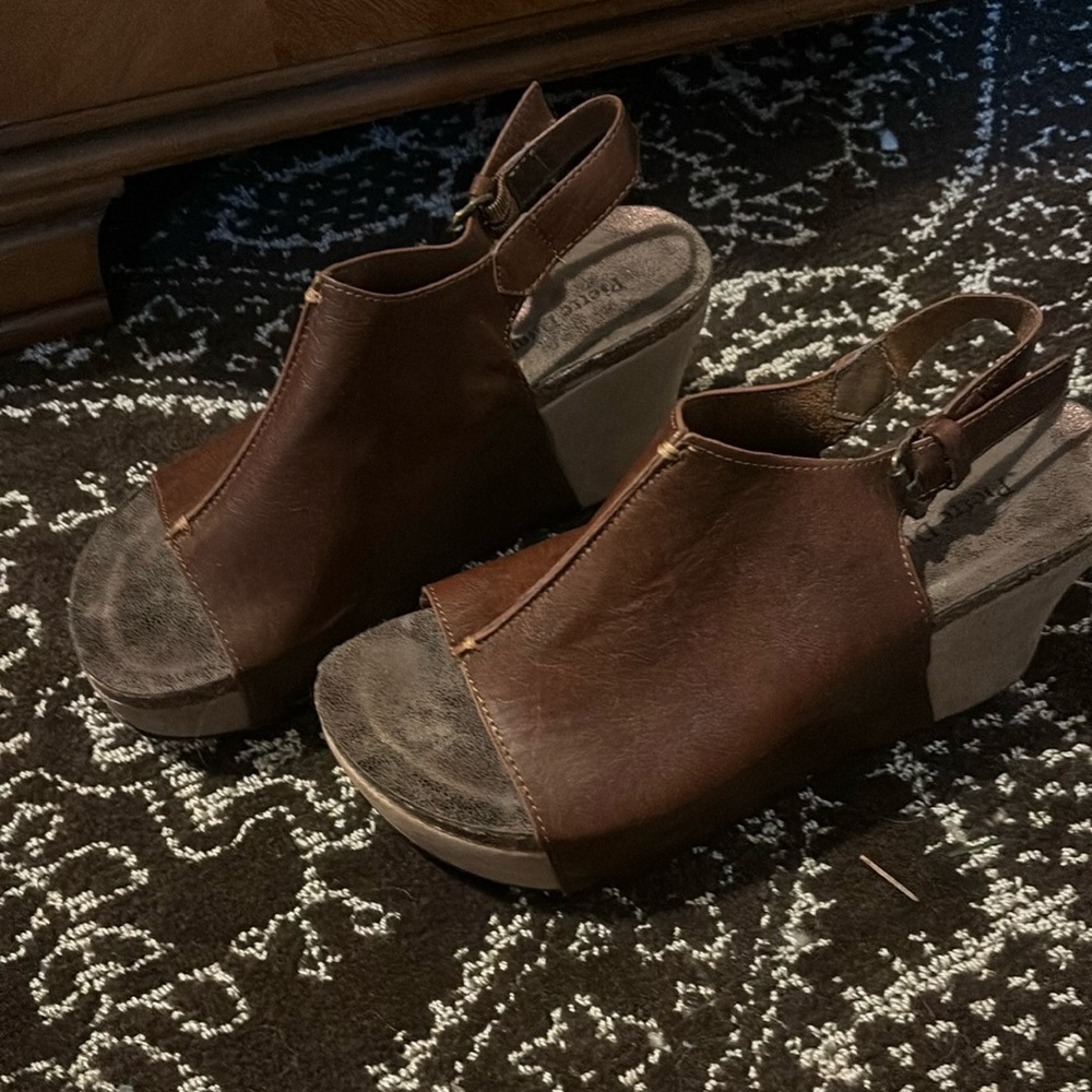 BNWOT Pierre Dumas open-toed slingback wedges size 9